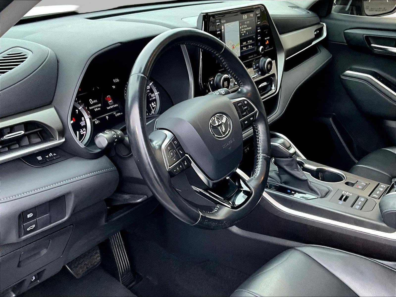 Used 2020 Toyota Highlander XLE AWD/4WD image 17