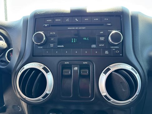 Used 2013 Jeep Wrangler Sahara w/ Connectivity Group AWD/4WD image 9