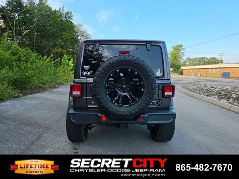 Used 2018 Jeep Wrangler Unlimited Sahara w/ Cold Weather Group AWD/4WD image 6