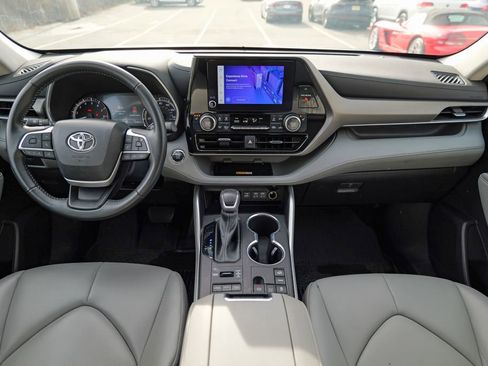 Used 2023 Toyota Highlander XLE image 42
