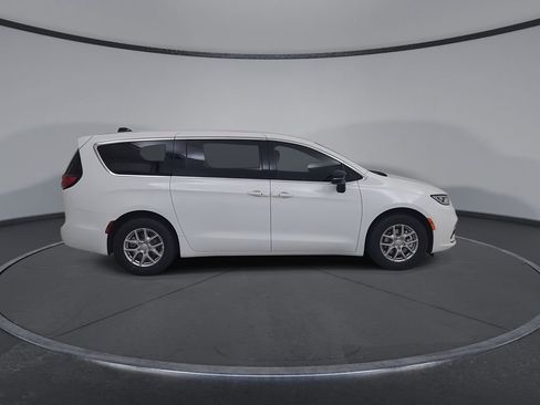 New 2026 Chrysler Pacifica Select image 17