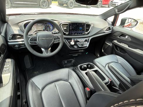 Used 2025 Chrysler Pacifica Select FWD image 24