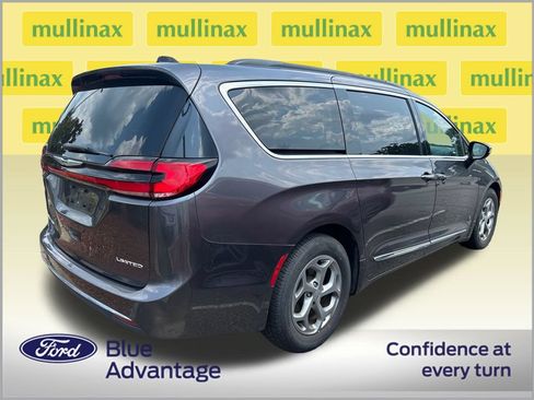 Used 2023 Chrysler Pacifica Limited FWD image 2