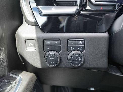 Used 2022 Chevrolet Silverado 1500 LTZ AWD/4WD image 38