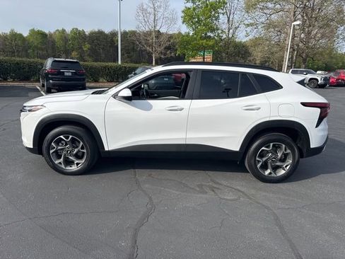 Used 2025 Chevrolet Trax LT w/ LT Convenience Package image 8