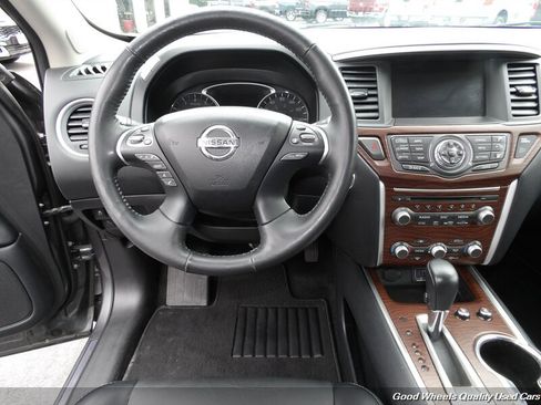 Used 2019 Nissan Pathfinder Platinum AWD/4WD image 16