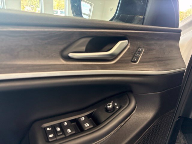 Used 2024 Jeep Grand Cherokee L Limited w/ Black Appearance Package AWD/4WD image 18