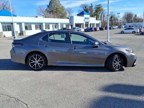 Used 2023 Toyota Camry SE image 3