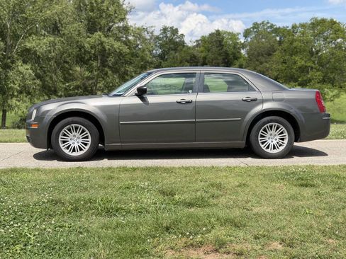 Used 2009 Chrysler 300 Touring RWD image 14