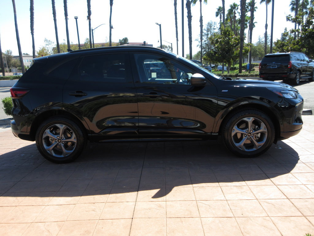 Certified 2023 Ford Escape ST-Line w/ Tech Pack #1 AWD/4WD image 5