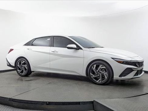 Used 2025 Hyundai Elantra Limited FWD image 11