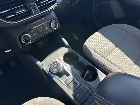 Used 2022 Ford Escape SE image 27