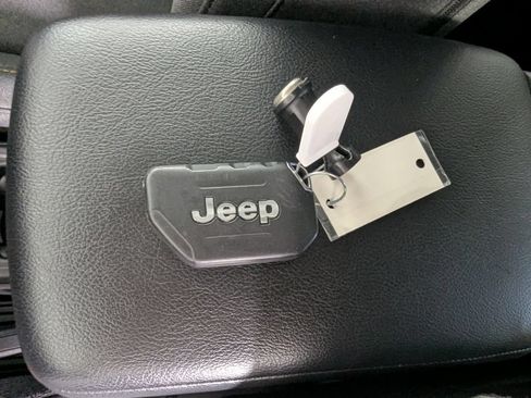 Used 2025 Jeep Wrangler Unlimited Sport AWD/4WD image 25