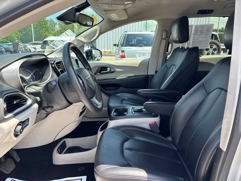 Used 2024 Chrysler Pacifica Touring-L FWD image 21