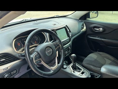 Used 2016 Jeep Cherokee Latitude w/ Cold Weather Group AWD/4WD image 9
