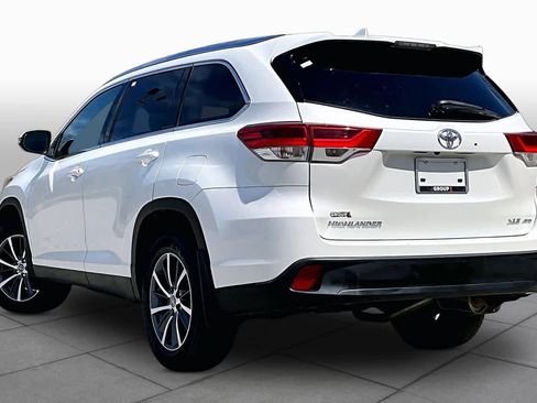 Used 2019 Toyota Highlander XLE w/ Carpet Mat Package (TMS) AWD/4WD image 12