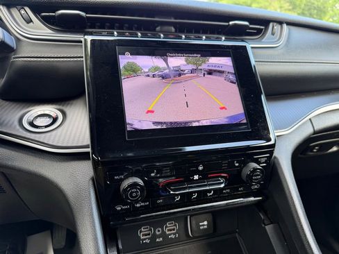 Used 2024 Jeep Grand Cherokee L Altitude AWD/4WD image 17