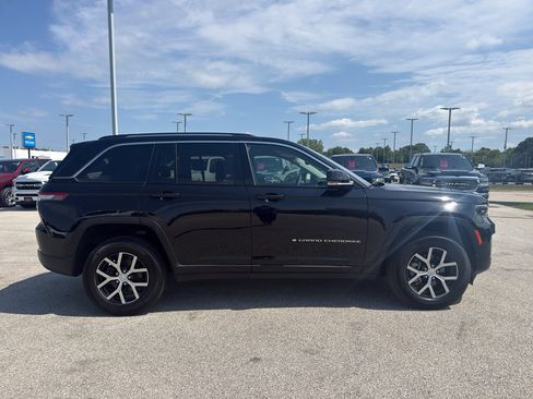 Used 2024 Jeep Grand Cherokee Limited AWD/4WD image 4