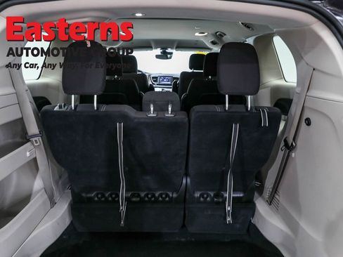 Used 2023 Chrysler Voyager LX image 9