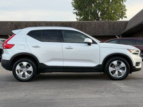 Used 2022 Volvo XC40 T4 Momentum image 7