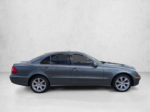 Used 2009 Mercedes-Benz E 350 4MATIC Sedan image 4