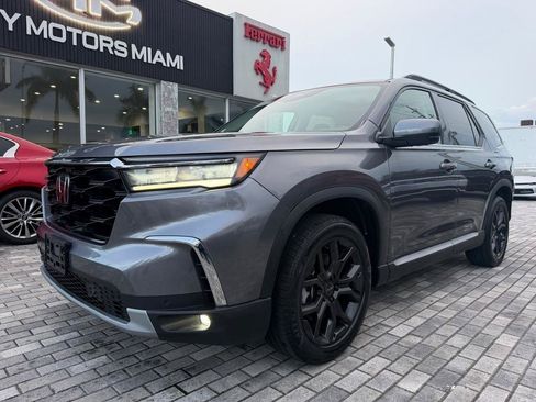Used 2025 Honda Pilot Touring image 4