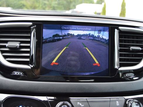 Used 2017 Chrysler Pacifica Touring-L image 13