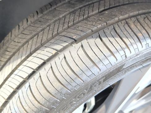 Certified 2025 Hyundai Elantra Limited FWD image 38
