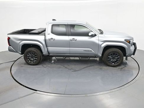 Used 2025 Toyota Tacoma SR5 AWD/4WD image 19