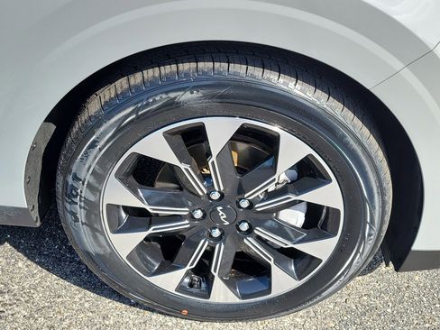 Used 2024 Kia Carnival EX FWD image 8