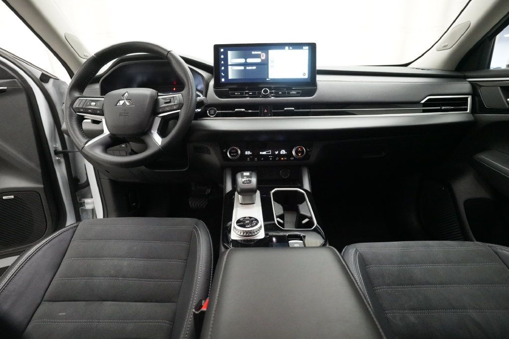 Used 2025 Mitsubishi Outlander AWD image 5