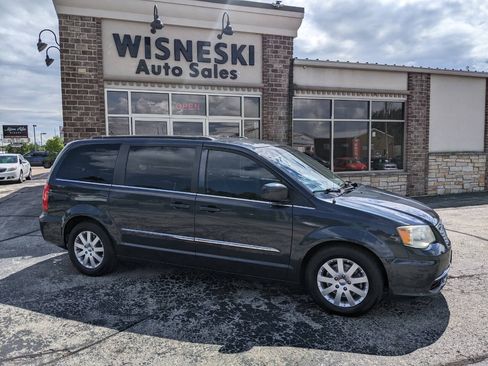 Used 2014 Chrysler Town & Country Touring FWD image 2