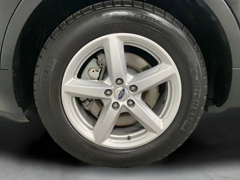 Used 2018 Ford Explorer XLT w/ Equipment Group 201A FWD image 25
