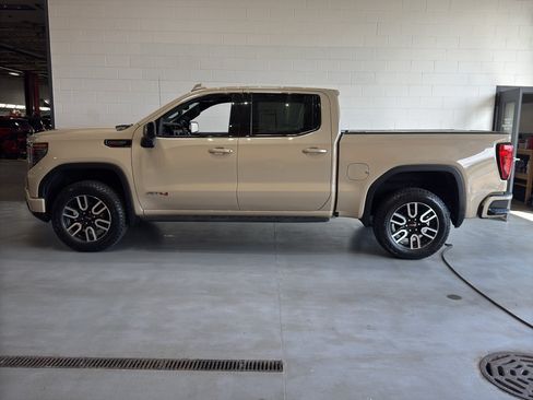 Used 2022 GMC Sierra 1500 AT4 w/ AT4 Premium Package AWD/4WD image 2