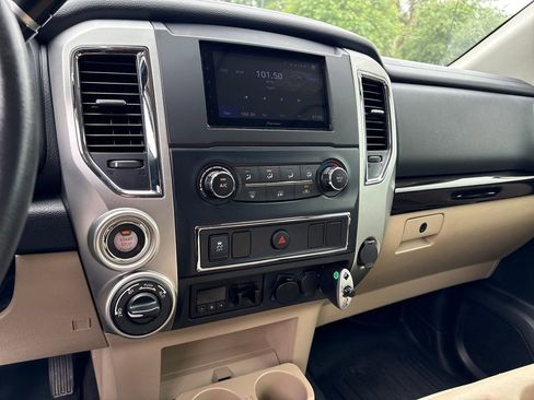 Used 2017 Nissan Titan SV AWD/4WD image 18