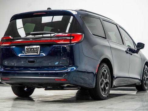 Used 2025 Chrysler Pacifica Premium FWD image 12