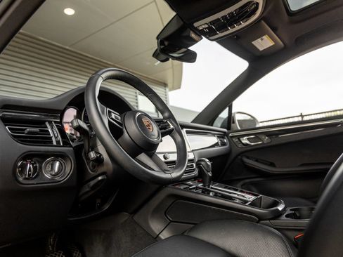 Certified 2025 Porsche Macan AWD/4WD image 4