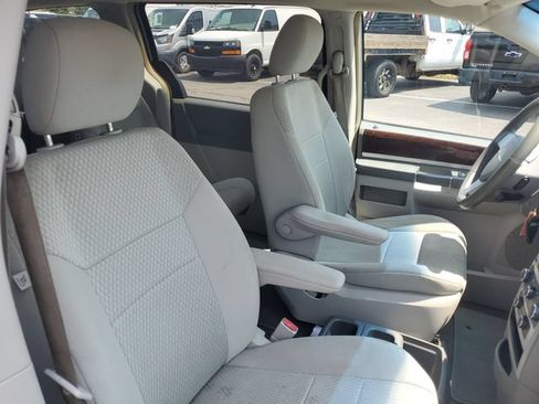 Used 2009 Chrysler Town & Country Touring FWD image 23