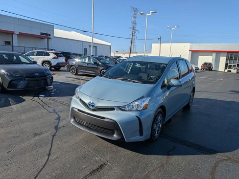 Used 2017 Toyota Prius V Two w/ Carpet Mat Package image 4