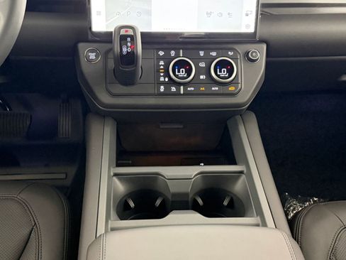 New 2026 Land Rover Defender 130 X-Dynamic SE AWD/4WD image 18