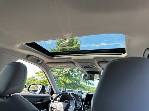 Used 2024 Toyota Highlander XLE FWD image 29