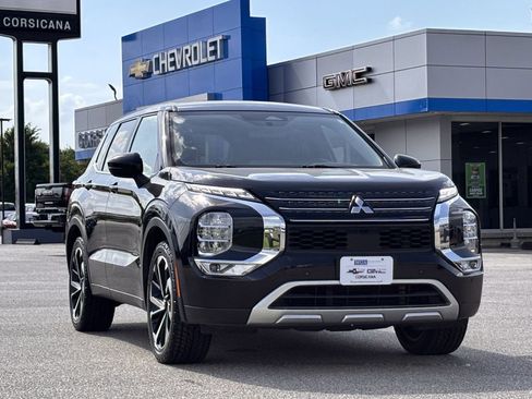 Used 2023 Mitsubishi Outlander SE FWD image 2