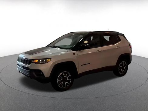 Used 2025 Jeep Compass Trailhawk AWD/4WD image 5