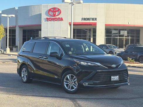 Used 2024 Toyota Sienna XLE w/ XLE Plus Package FWD image 1