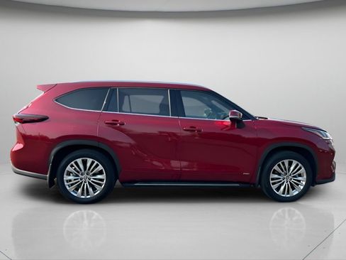 Certified 2025 Toyota Highlander Platinum AWD/4WD image 5