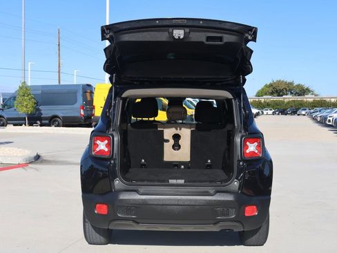 Used 2017 Jeep Renegade Latitude w/ Popular Equipment Group image 9