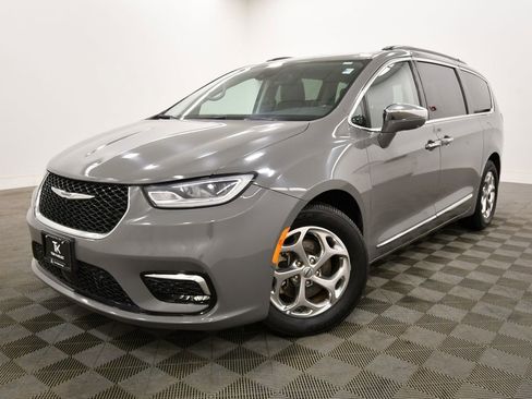 Used 2022 Chrysler Pacifica Limited image 2