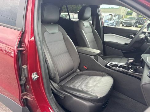 Used 2025 Chevrolet Trax LT FWD image 18
