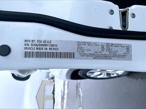 Used 2024 Jeep Compass Latitude image 35