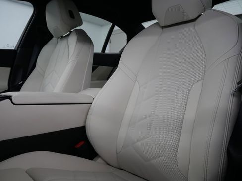 Used 2025 BMW 530i w/ Premium Package image 12